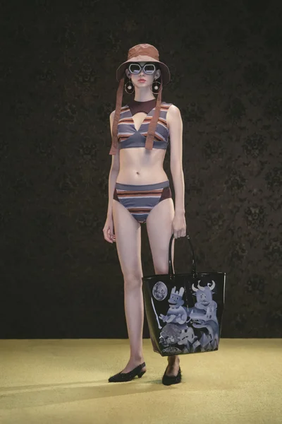 Look 16